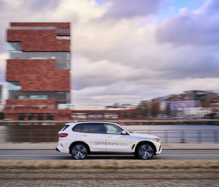 Der BMW iX5 Wasserstoff vor Ort: Fahraktivität und innovative Technologie. (Foto: BMW Group)