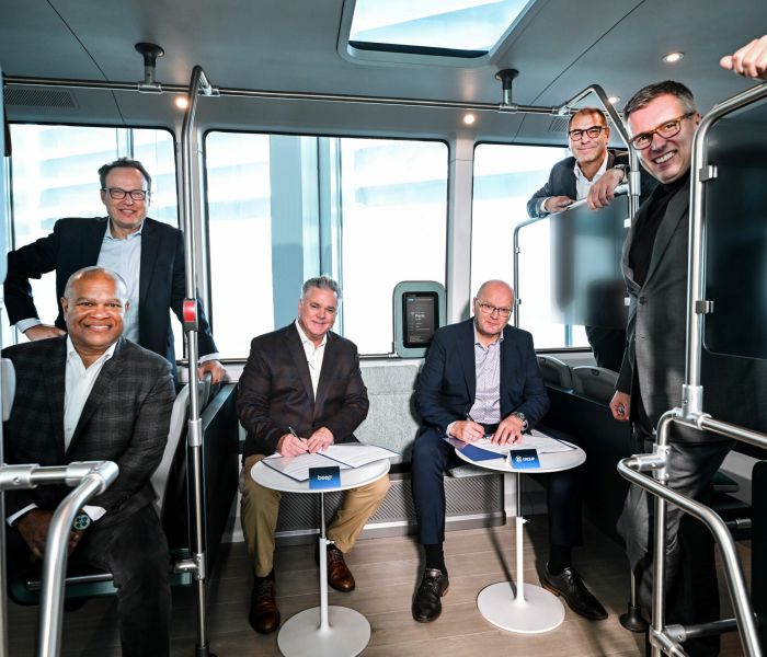 Joe Moye von beep und Josef Waldbauer von ZF unterzeichnen die strategische Partnerschaft, während Kevin Reid, Hinrich Woebcken, Dr. Holger Klein und Torsten Gollewski anwesend sind. (Foto: ZF Friedrichshafen AG)