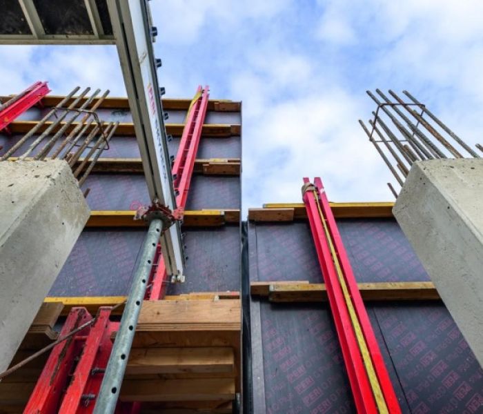 Gut geschützt: Die RCS Kletterschutzwand umschloss die jeweils (Foto: PERI Deutschland)