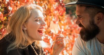 Liebe im Grünen finden (Foto: AdobeStock_273491659 Volodymyr)